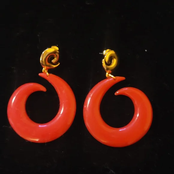 New in box Vintage Avon post earrings - Picture 1 of 2